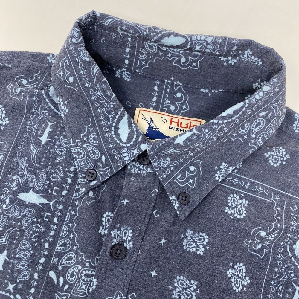 Huk Fishing Shirt Mens Medium Gray Blue Bandana Fish Print Short Sleeve Stretch